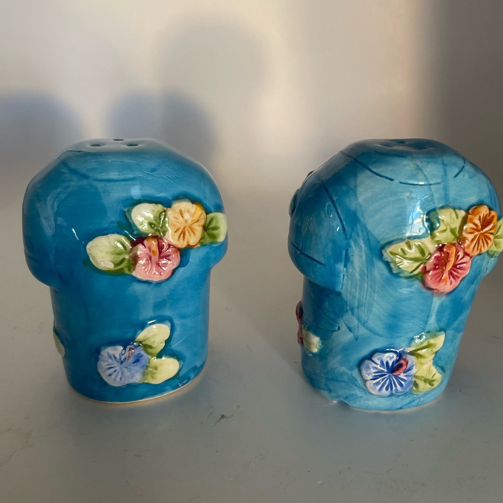 Vintage set ceramic Hawaiian salt & peppers shakers